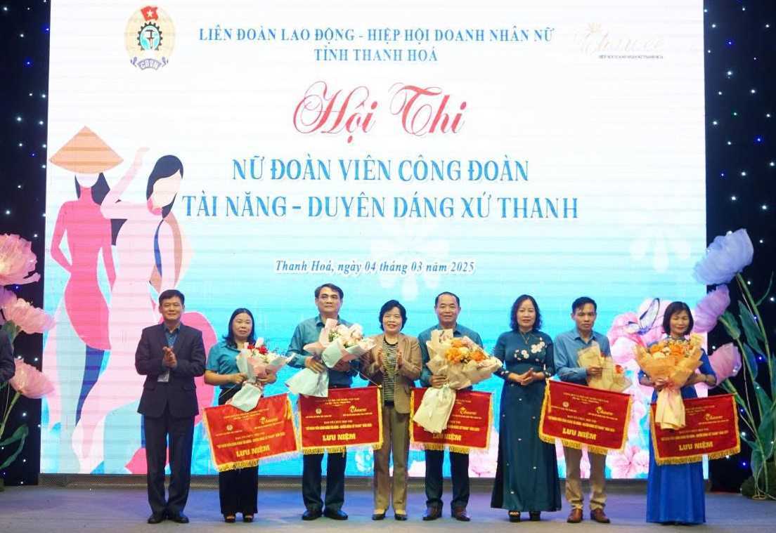 Nữ đoàn viên Công đoàn Trường Đại học Hồng Đức đại diện Cụm thi đua số 3 đạt giải đội thi có trang phục và trình diễn đẹp nhất tại Hội thi “Nữ đoàn viên công đoàn tài năng - duyên dáng xứ Thanh”
